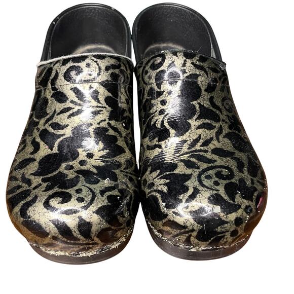 Dansko sz 40 Black & Silver floral Slip on Clogs Leather Pantent Comfort Shoes - Picture 1 of 6